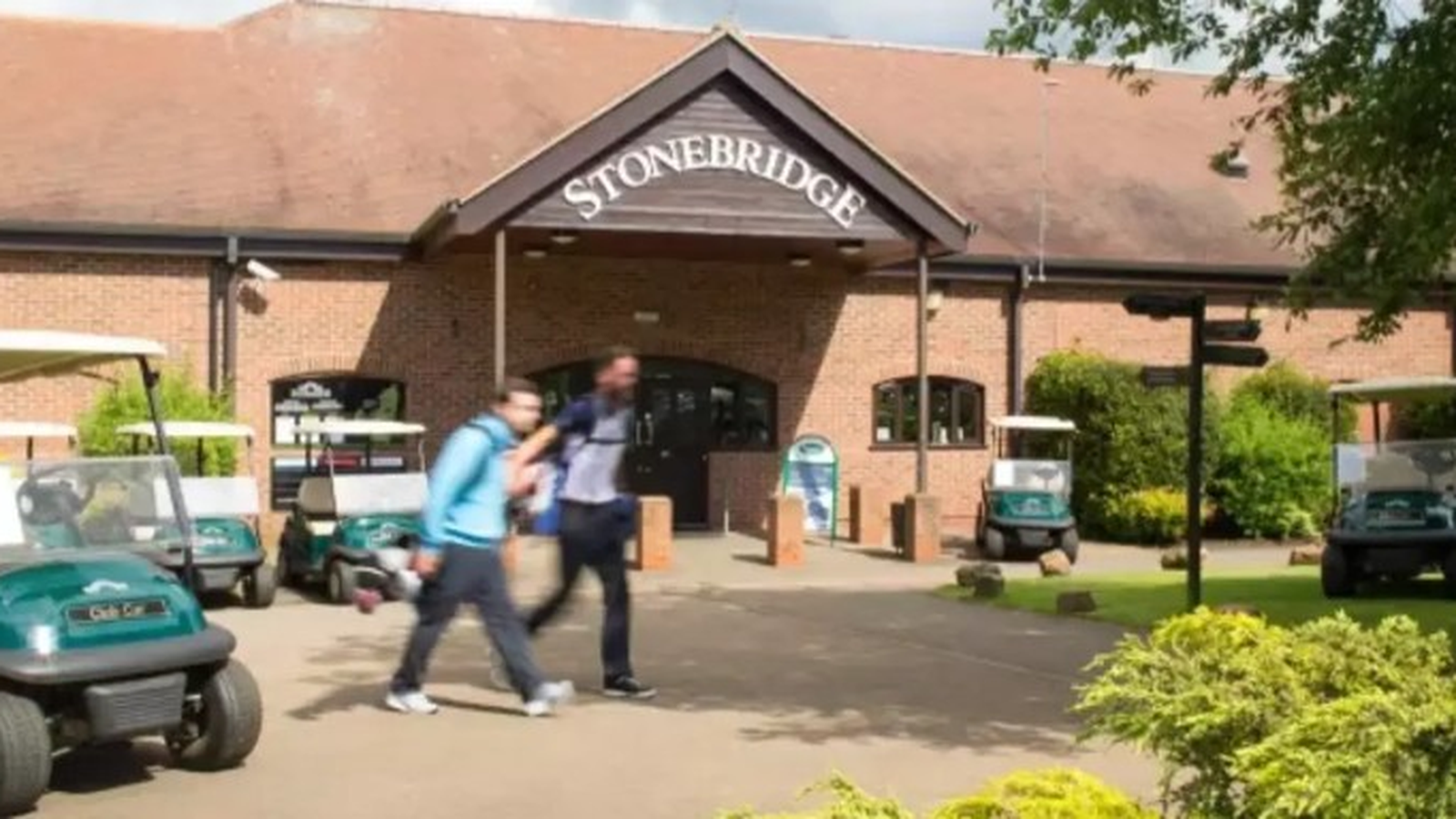Stonebridge Golf Club clubhouse entrance at Meriden
